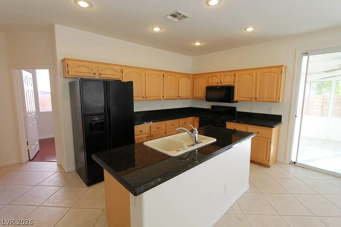 4 bed, 2.5 bath, 2917 sqft, $2,450 — Photo 4