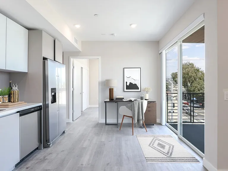 4660 Melrose — Photo 24
