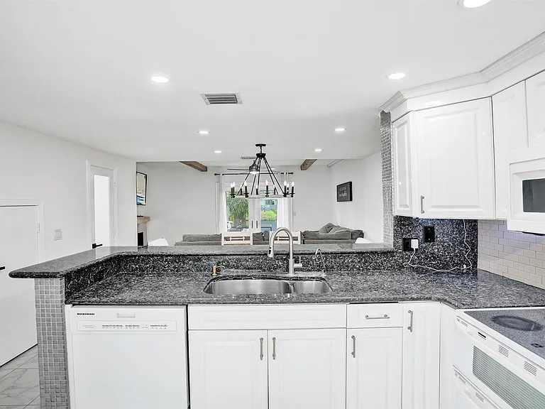 147 SW 3rd St — Photo 7