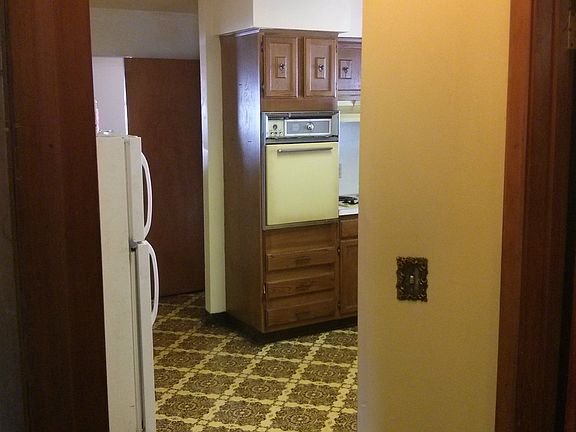 3rd image of 1439 E Delavan Ave