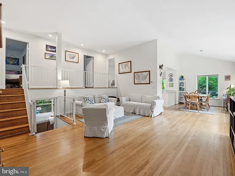 405 Underhill Pl — Photo 4