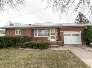 411 4th St SE, Dyersville, IA 52040