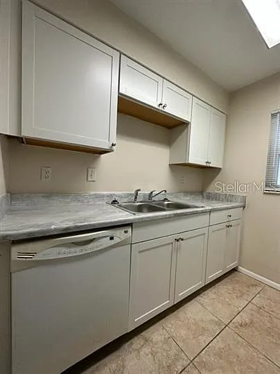 828 Sky Lake Cir #B — Photo 5