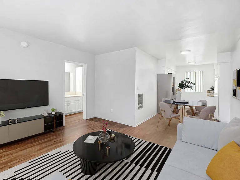 Sherman Plaza Apartments — Photo 2