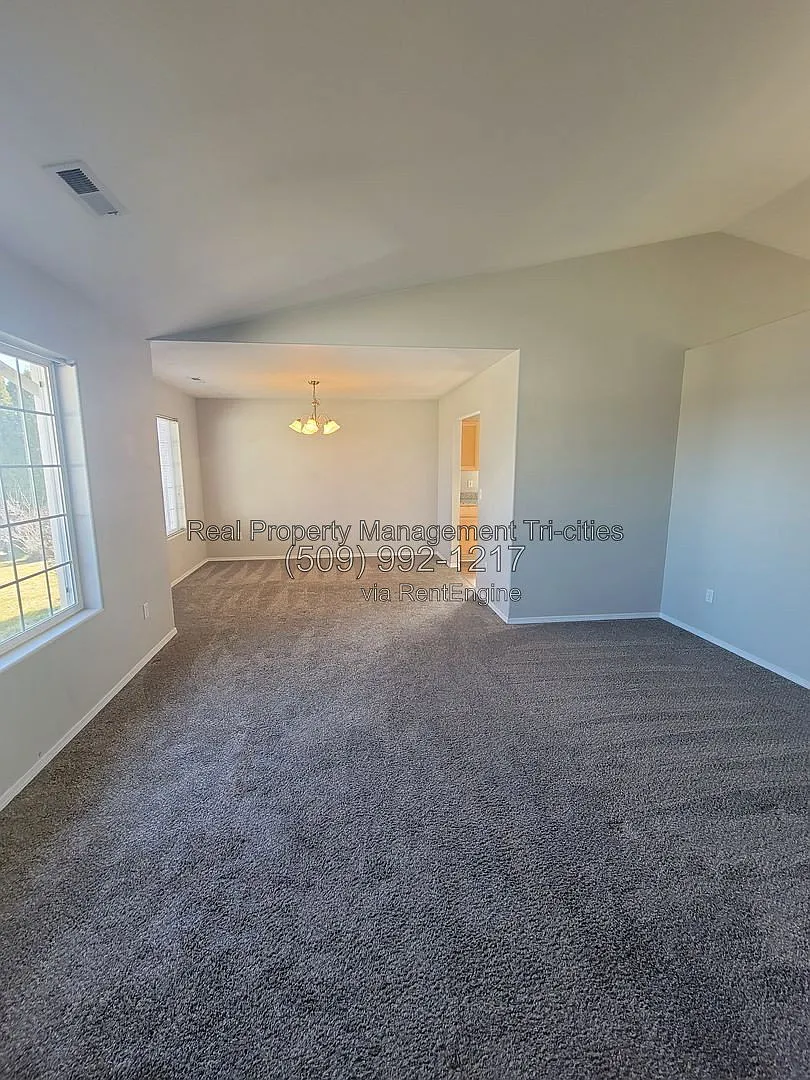 3 bed, 2.0 bath, 1620 sqft, $2,270 — Photo 2