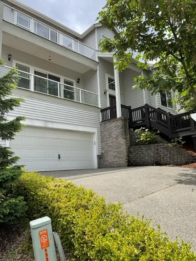 315 S 20th Pl — Photo 2