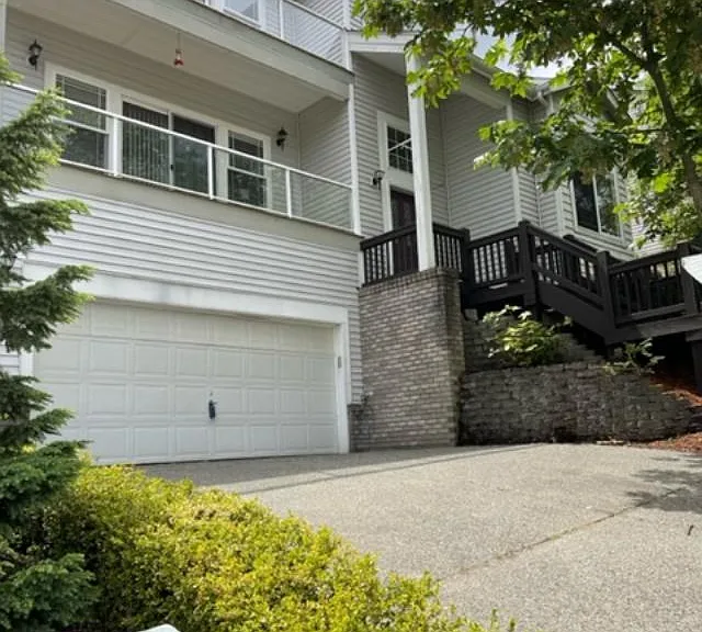 315 S 20th Pl — Photo 2