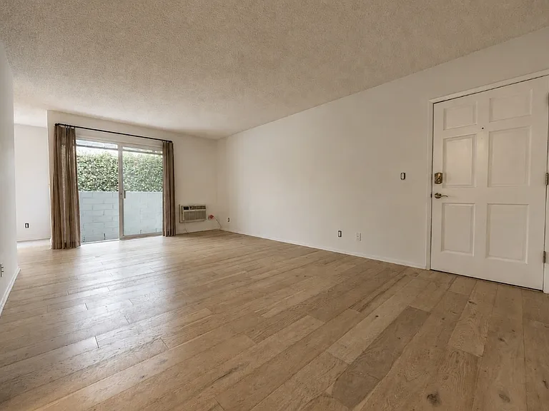 1243 Wellesley Ave #5 — Photo 2