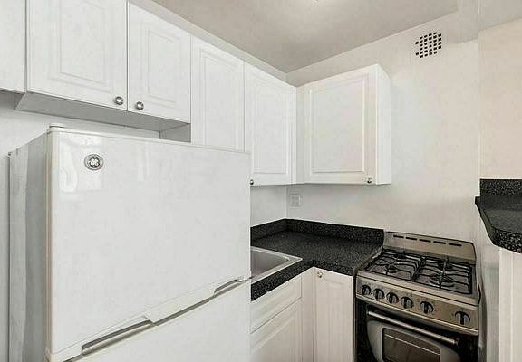 3rd image of 9 E 32nd St #2D2