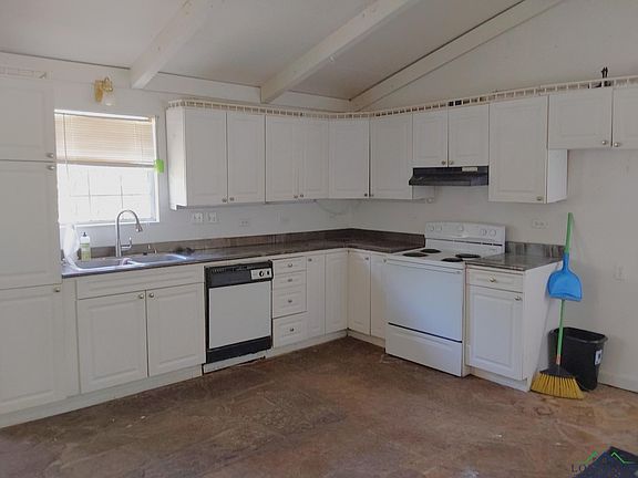 5th image of 296 Crestwood Dr