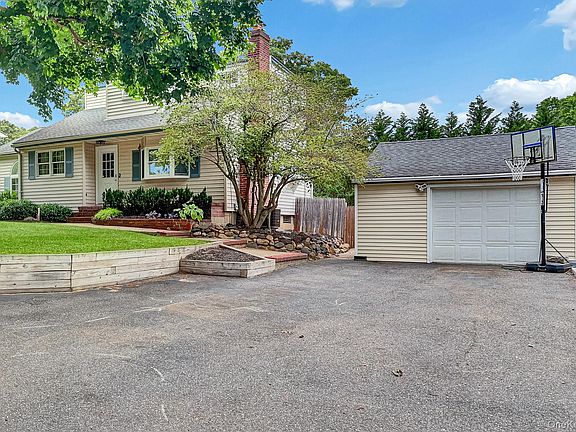3rd image of 27 McGaw Avenue