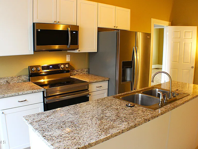 924 Maryland Ave #F — Photo 8