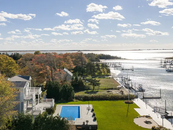 20 Penny Ln, Hampton Bays, NY 11946