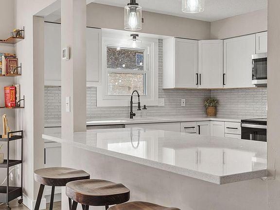 5th image of 2946 McKnight Rd N