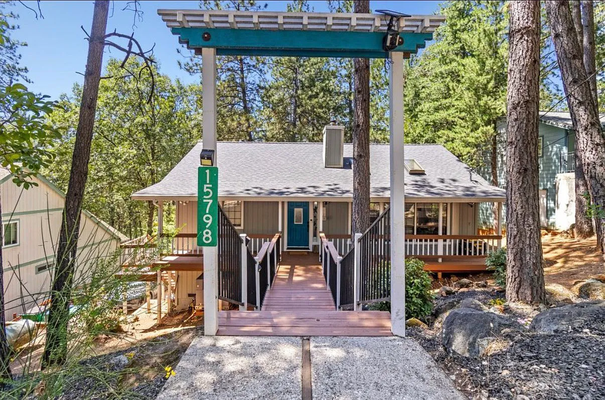 4 bed, 1940 sqft, $3,400 — Photo 1