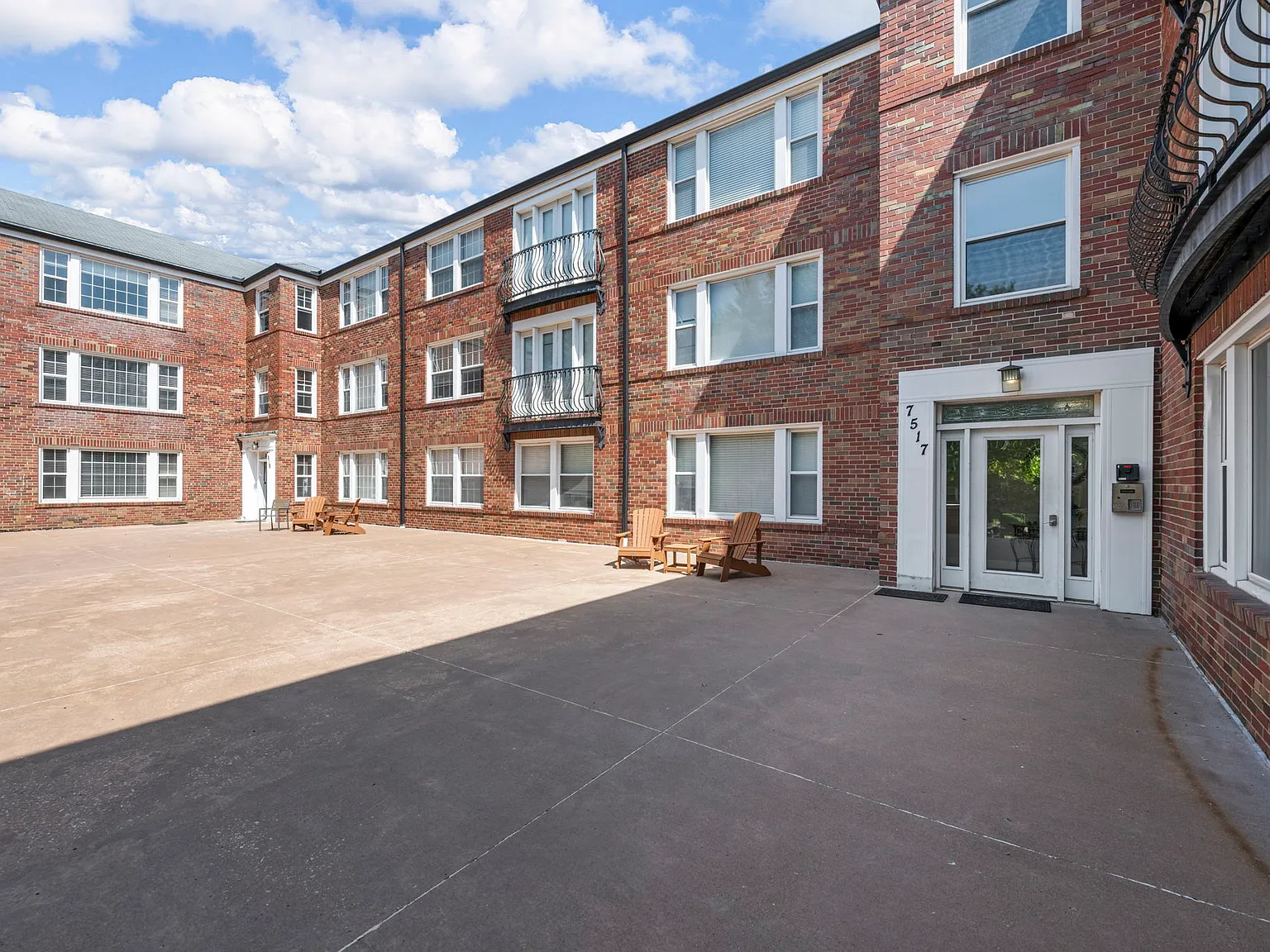 2 bed, $2,350 — Photo 2