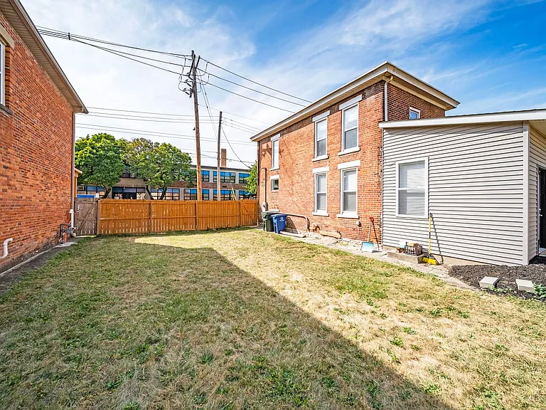 622 W State St — Photo 25