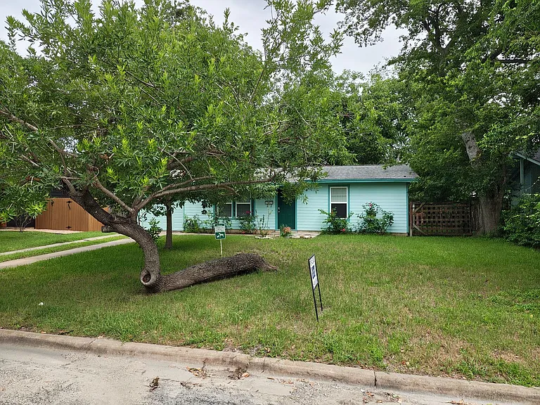 3207 Locke Ln — Photo 2