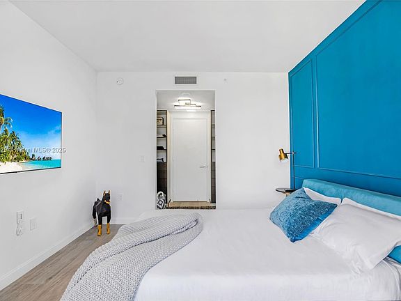5th image of 55 SW 9th St APT 3205