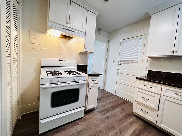 1134 E 1st St — Photo 10