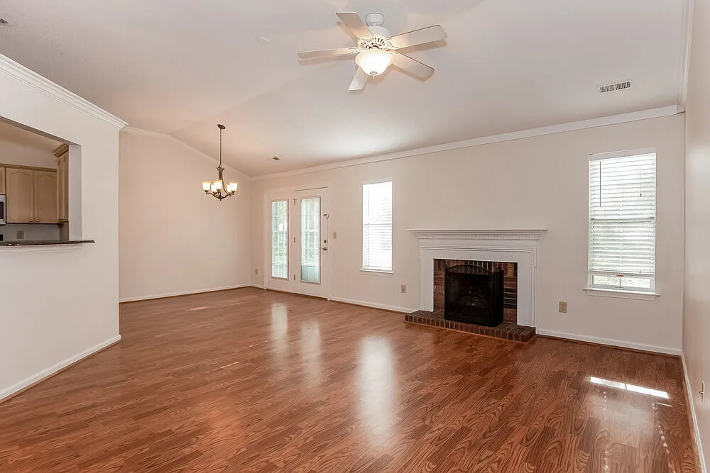 3 bed, 2.0 bath, 1407 sqft, $2,080 — Photo 4