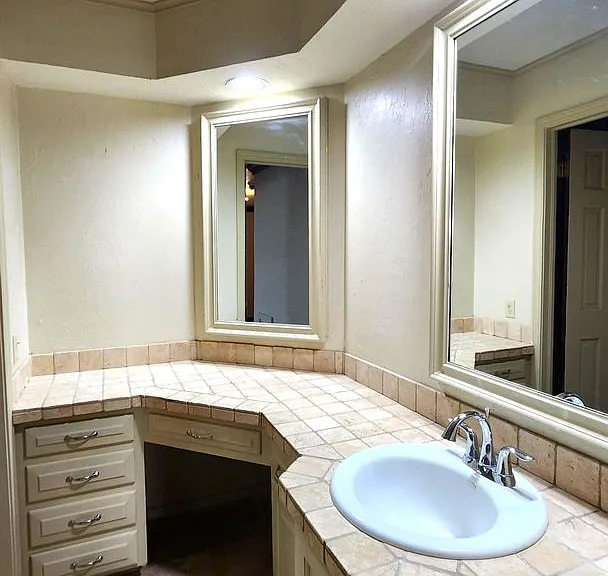 7900 Lakehurst Dr — Photo 18