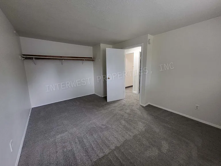 8231 N Fessenden St #9 — Photo 15