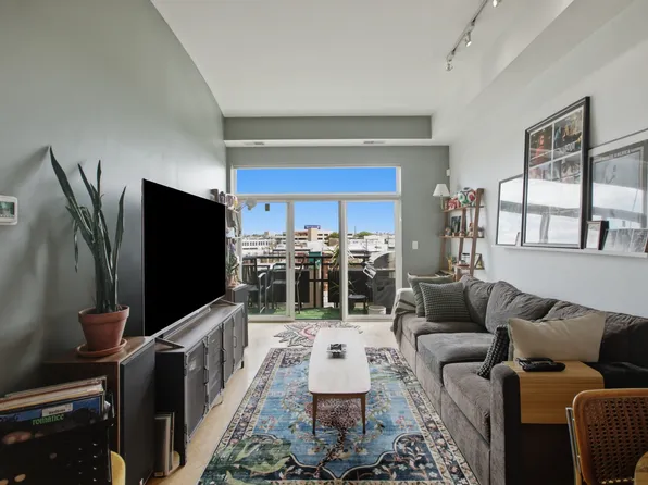 2327 W Wolfram St APT 513, Chicago, IL 60618
