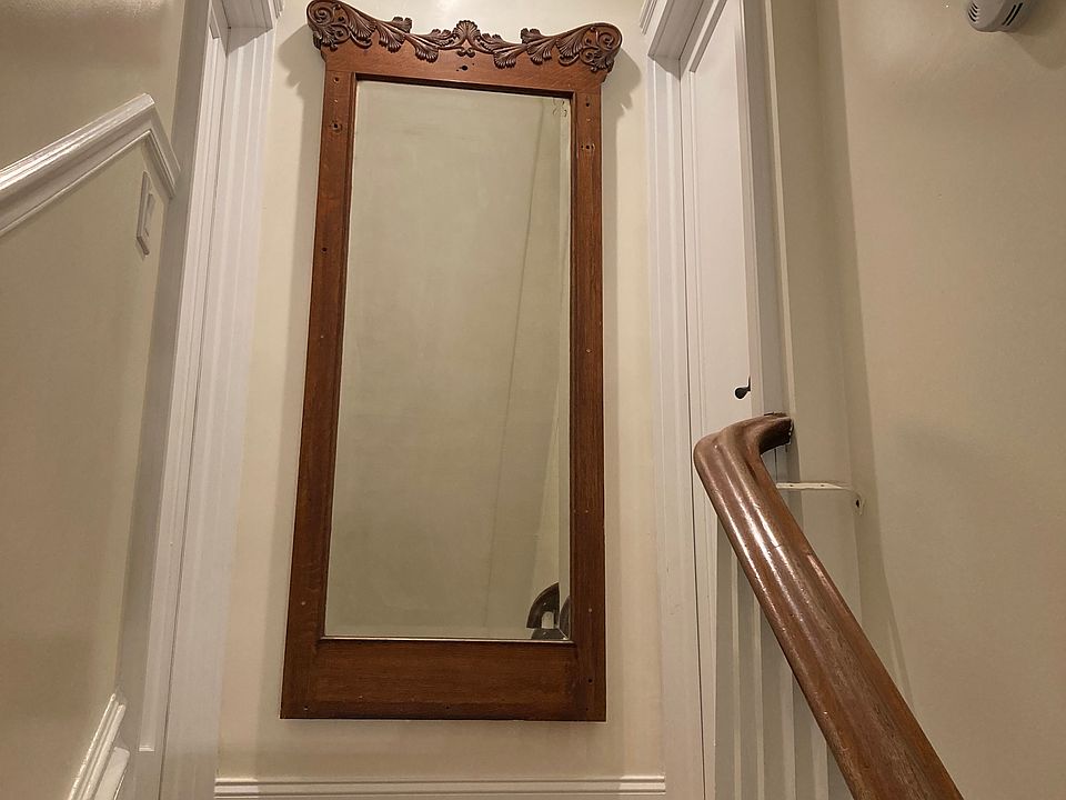 Entrance to the studio is on the right