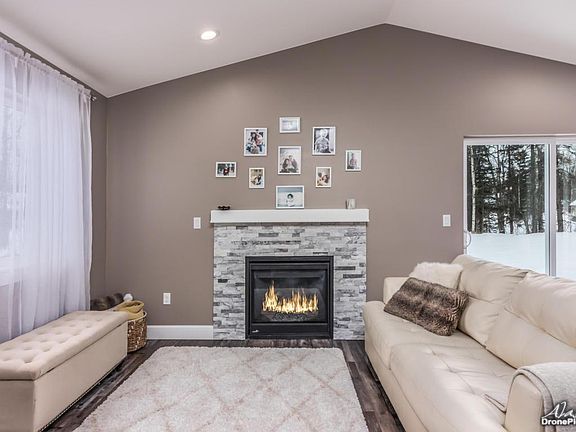 Living room  gas fireplace - Furnishings not included