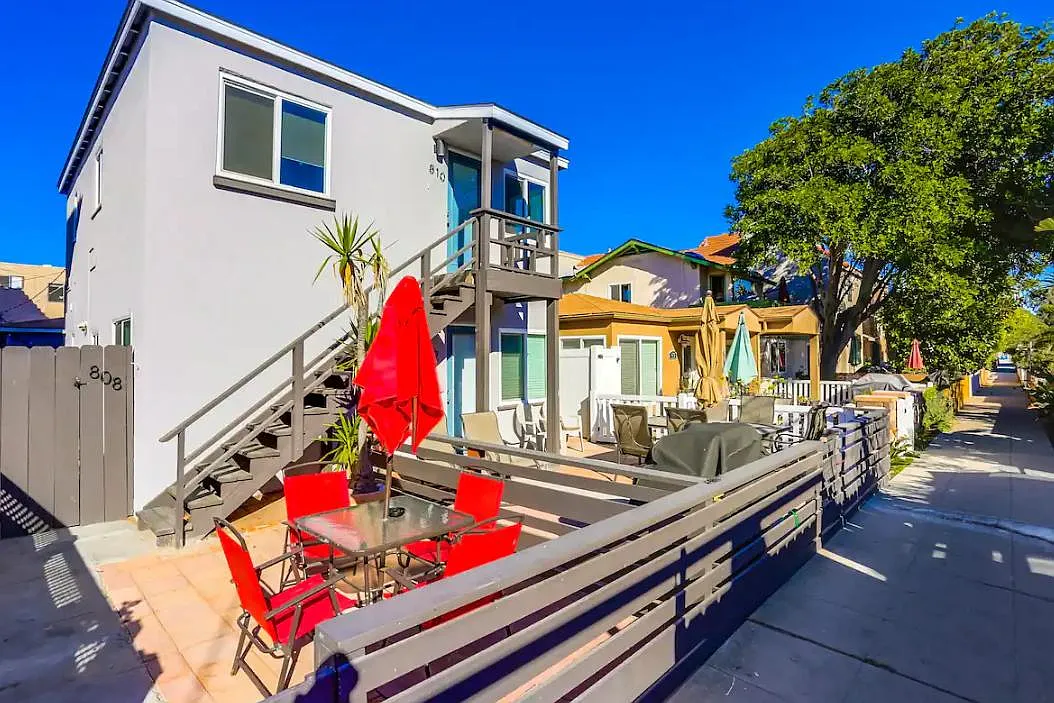810 Island Court — Photo 1