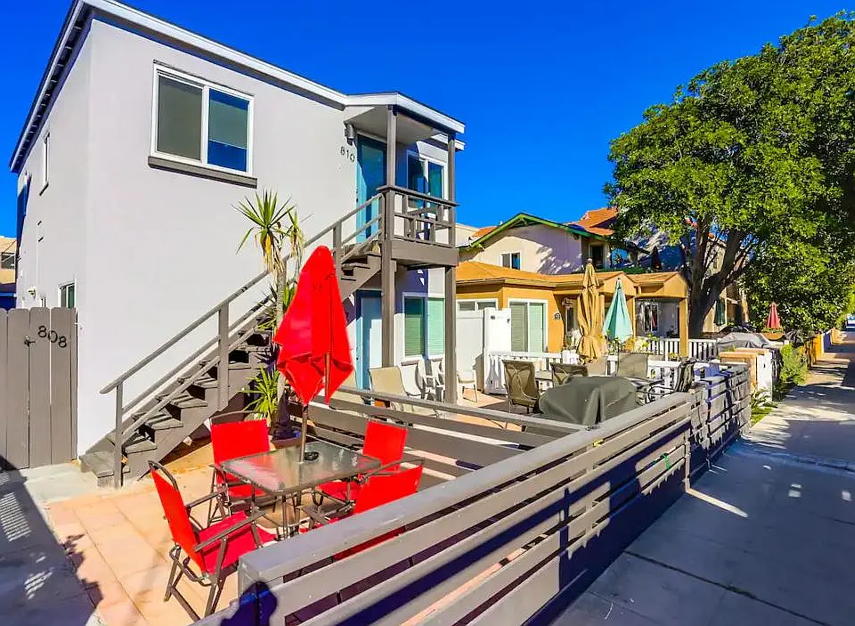 810 Island Ct