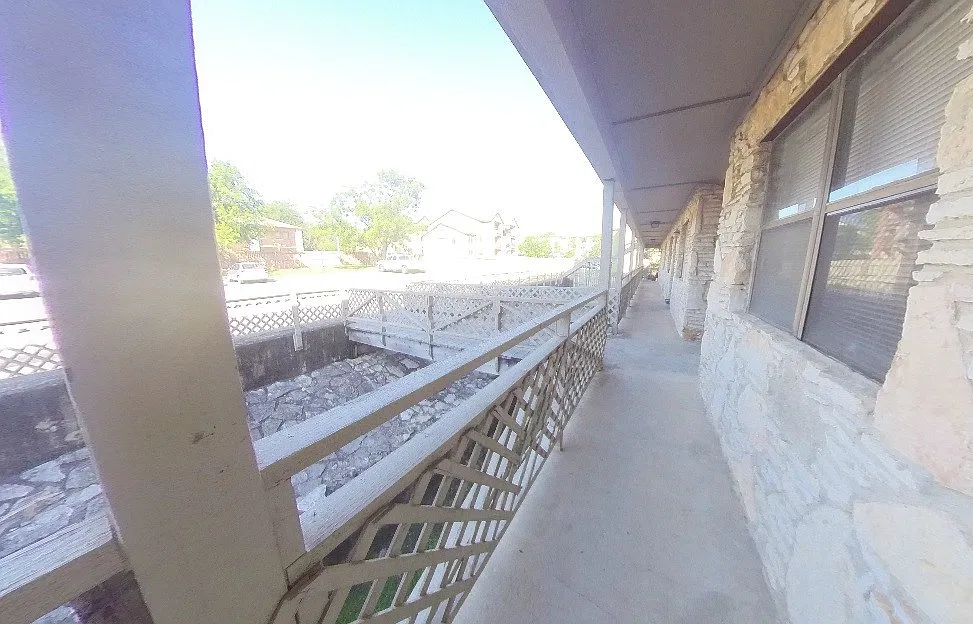 THE OAKS — Photo 2