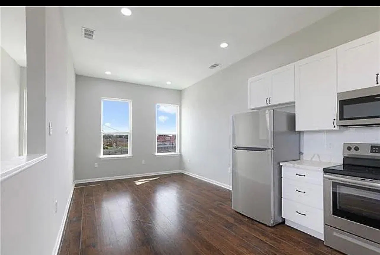 3 bed, 1000 sqft, $1,825 — Photo 1