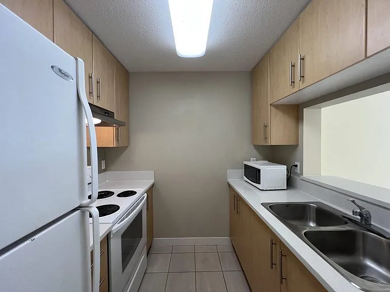 3660 Vanness Ave #201 — Photo 2