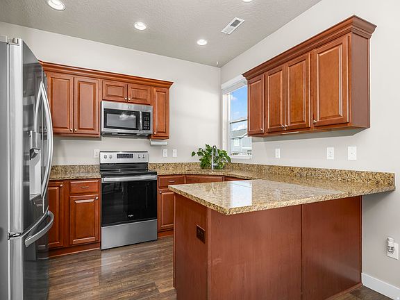 4th image of 834 W 1050 S