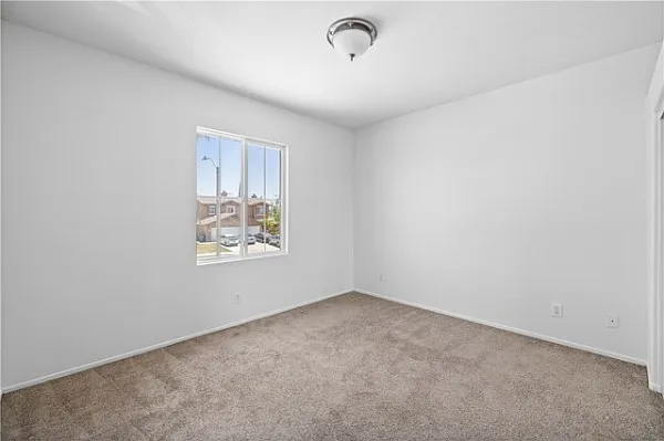 39221 Chantilly Ln — Photo 3