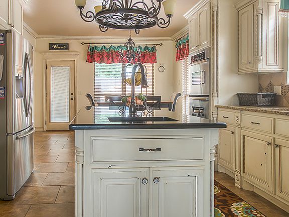 5th image of 401 Cedarburg Ct