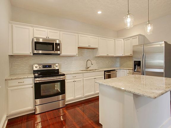 2nd image of 2919 Baudin St