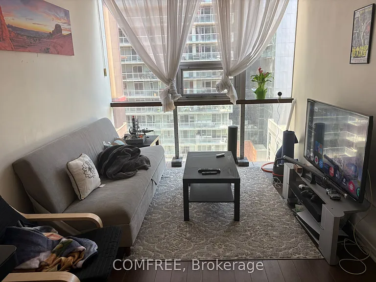 393 King St W #807 — Photo 23