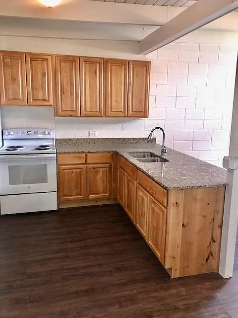680 N 800 W — Photo 4
