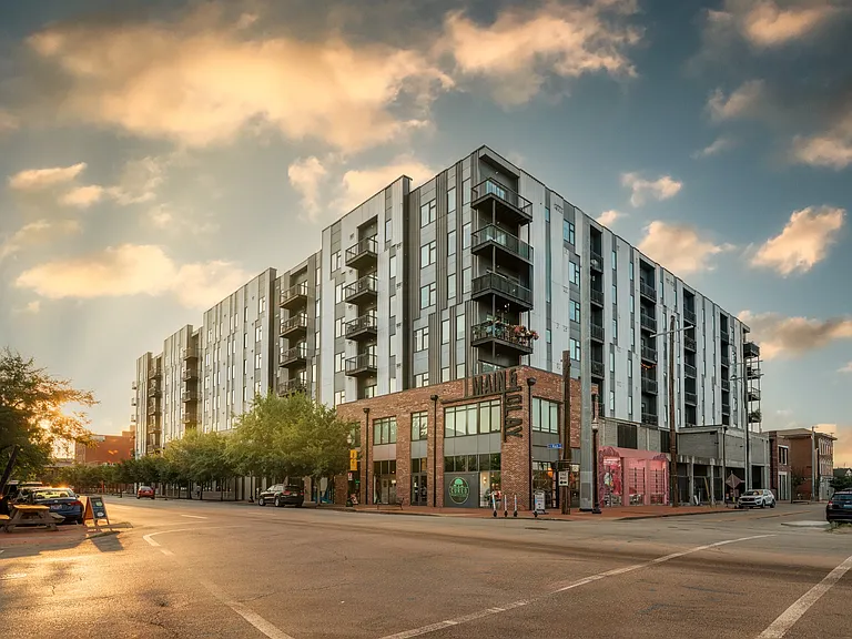 Main & Clay — Photo 32