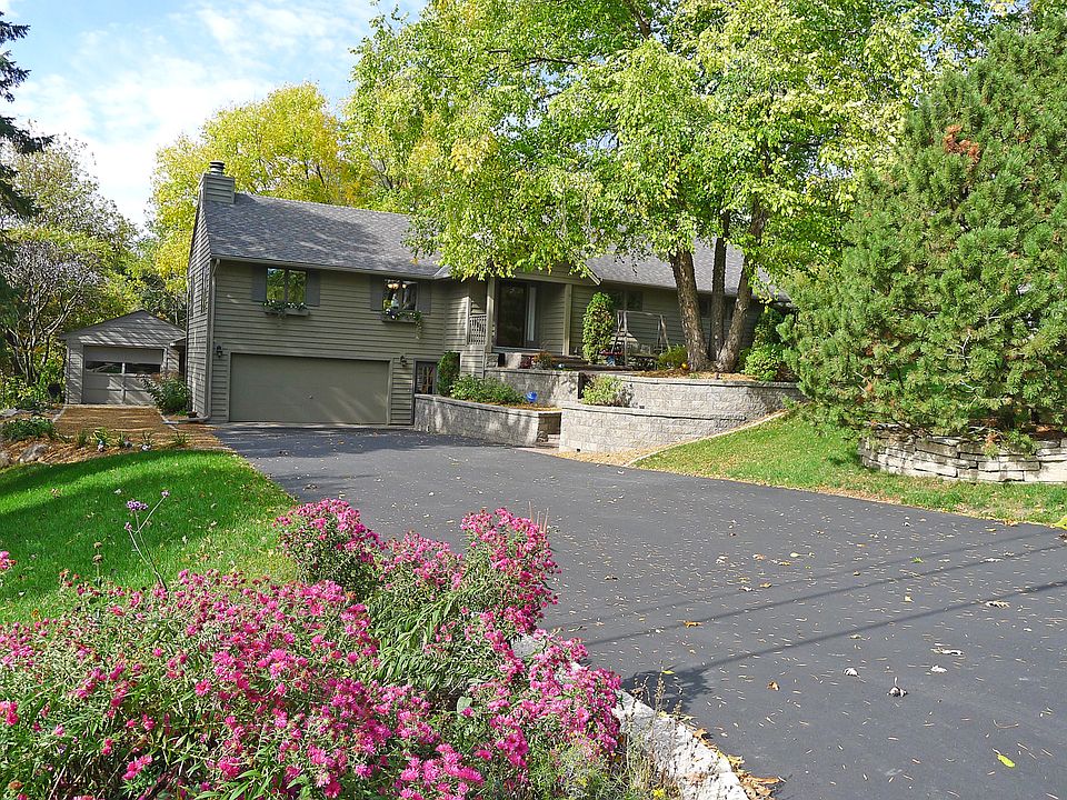 1st image of 115 Queensland Ln N