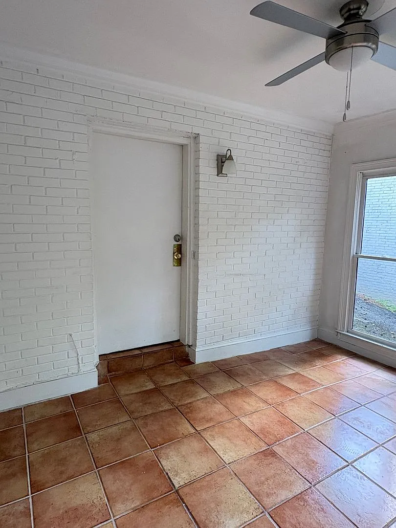 219-Hillcrest — Photo 2
