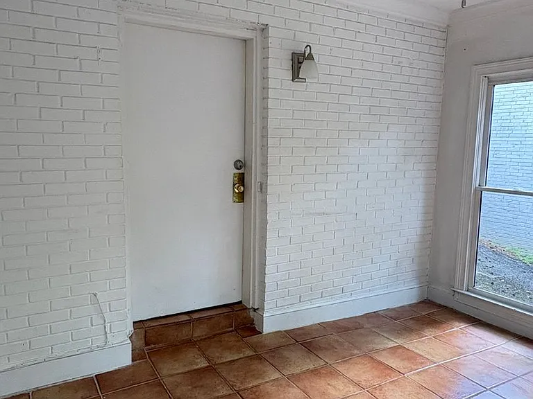 219 Hillcrest Ave — Photo 2