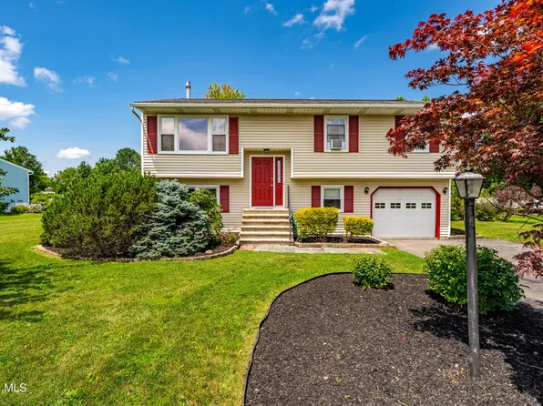 5 Suncrest Drive, Waterford, NY 12188