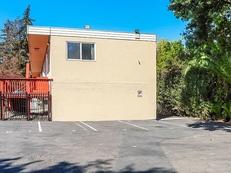 Monarch Apartments — Photo 17