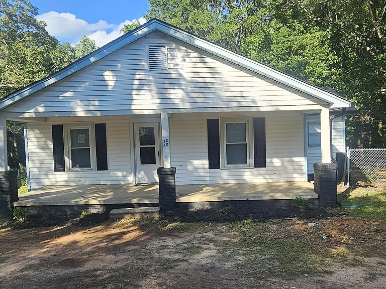 1040 East Dr — Photo 2