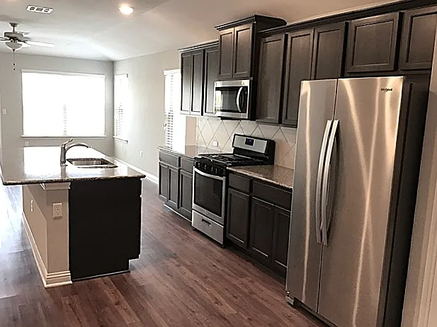 8005 Turnberry Ln — Photo 3