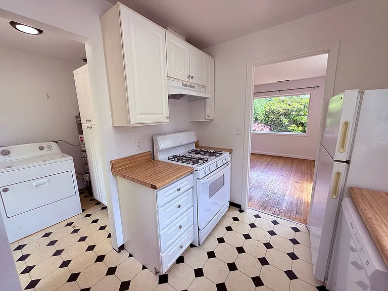 9823 31st Ave SW — Photo 4